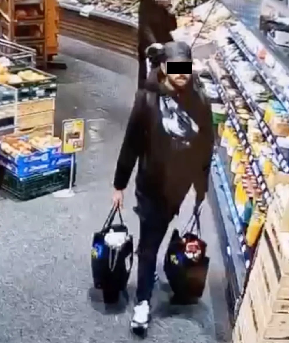 Lt_Kizhe's tweet photo. Владелец магазина Edeka в Регенсбурге 🇩🇪: «Каждый день к нам приходят мужчины, одетые в черное, все из центров убежища Регенсбурга. Они наполняют свои рюкзаки и карманы и выходят, не заплатив».
Полиция не реагирует, подано 20 жалоб. Левые угрожают ему и говорят, что это их право. https://t.co/3YZ2fXxetA