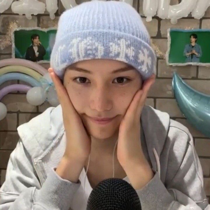 bokisfreckless's tweet photo. felix being a social butterfly who’s loved by everyone ~ a thread: https://t.co/ThjO595vYI