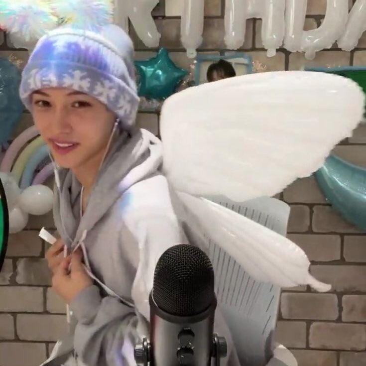 bokisfreckless's tweet photo. felix being a social butterfly who’s loved by everyone ~ a thread: https://t.co/ThjO595vYI