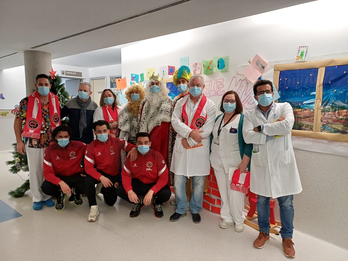 No nos dejan de sorprender estos grandes jugadores y personas del <a href="/JimbeeCartagena/">Jimbee Cartagena Costa Cálida ❤️🤍</a> que han visitado a nuestros pequeños ingresados en el Hospital Santa Lucía con ayuda de sus Majestades RRMM.
Gracias equipazo!
<a href="/Murciasalud/">Murciasalud</a> <a href="/AytoCTcomunica/">AytoCTComunica</a>
