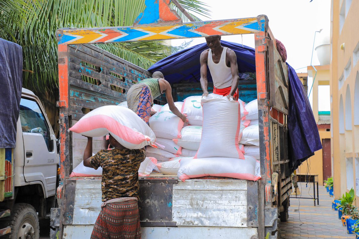 MahamuudMoallim's tweet photo. Today, we delivered essential foodstuffs to the Girls Orphanage Centre in #Bondhere, Mogadishu, as part of our ongoing efforts to support those in need. https://t.co/2aD6eL6GPW