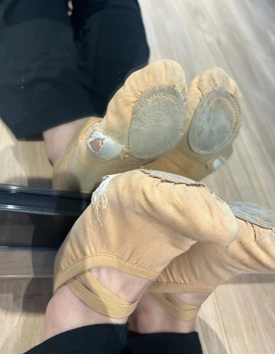 舞蹈靴壞掉了 有沒有人願意救濟一下小欣呀~🤭 https://t.co/Yz50yTfbHO