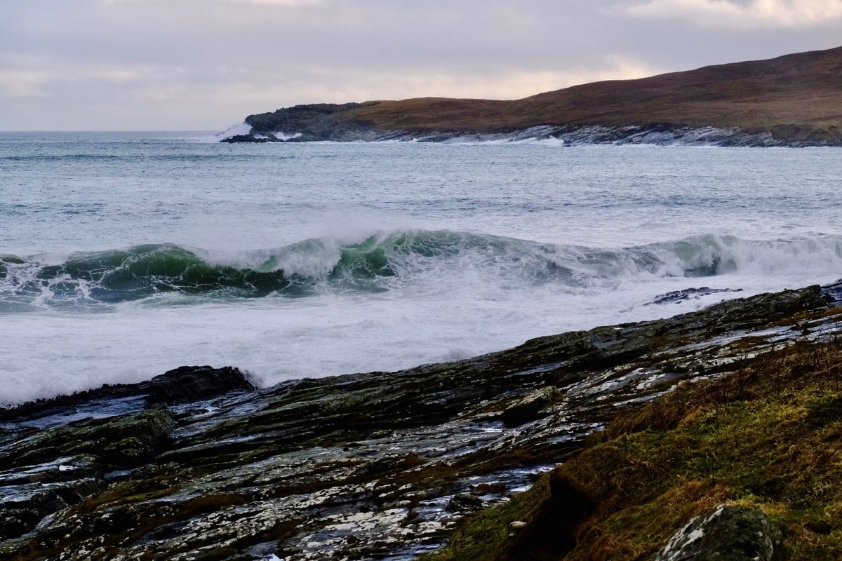 ⚠️ Around 500 homes in #Shetland are still without power after #StormGerrit - some may not be connected until tomorrow. Anyone needing urgent support, please contact us - 01595 744400 (office hours) or 01595 695611 (out of hours). shetland.gov.uk/news/article/2…