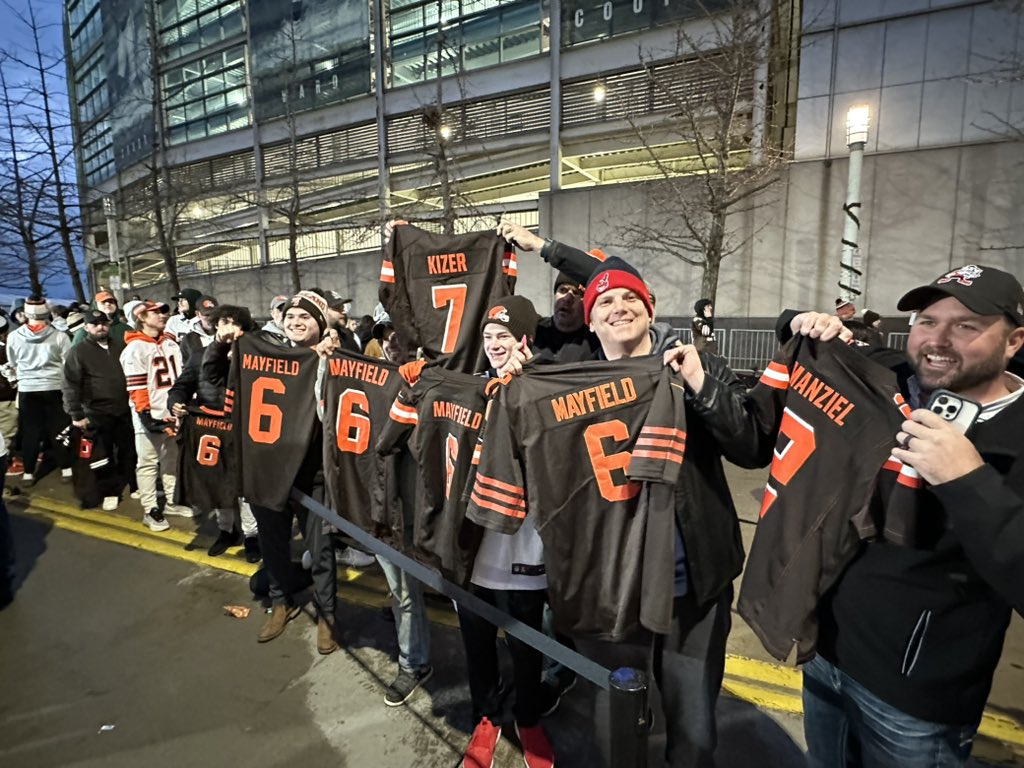 REFLOG18's tweet image. The Browns jersey swap is insane 😂