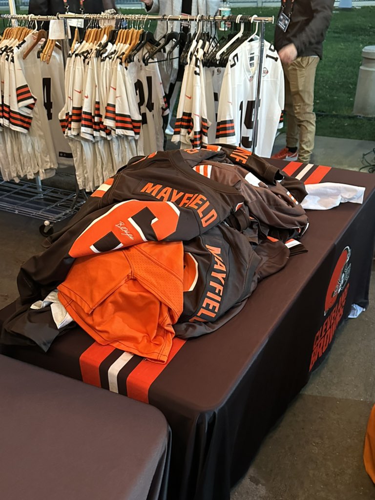 REFLOG18's tweet image. The Browns jersey swap is insane 😂