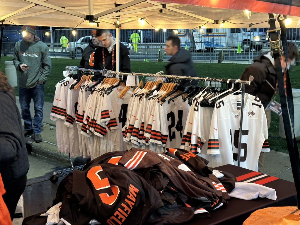 REFLOG18's tweet image. The Browns jersey swap is insane 😂