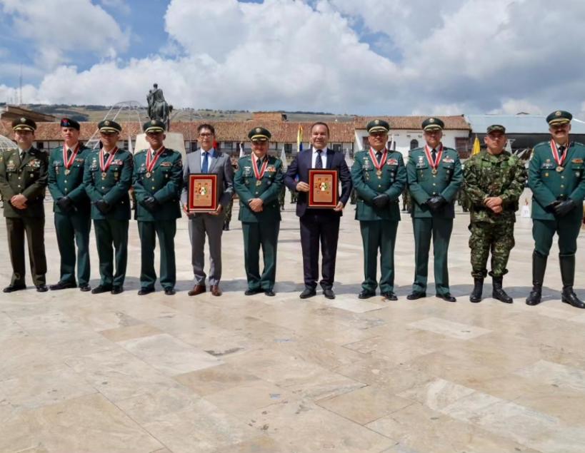 Es un honor estar con ustedes hoy, con hombres y mujeres que hacen grande a este territorio.

Para nuestro glorioso Ejército Nacional es este reconocimiento, por su respaldo y apoyo, por su decidida entrega para garantizar la seguridad y la tranquilidad de nuestra gente.