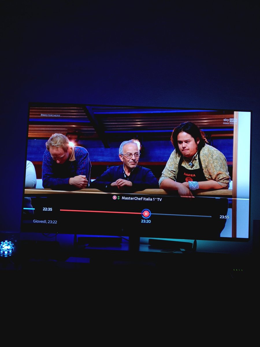 Simbasmoker's tweet photo. @MasterChef_it Andrea è già sopra la balconata quando 5 secondi dopo è giù a fare la sfida pressure con gli altri... Direi montaggio da rivedere... https://t.co/mxLHUYmFbI
