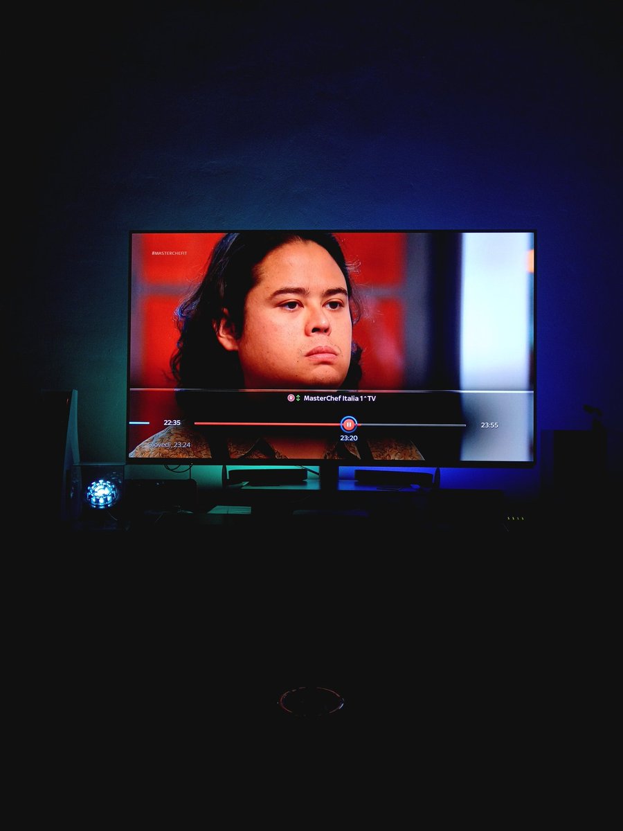 Simbasmoker's tweet photo. @MasterChef_it Andrea è già sopra la balconata quando 5 secondi dopo è giù a fare la sfida pressure con gli altri... Direi montaggio da rivedere... https://t.co/mxLHUYmFbI