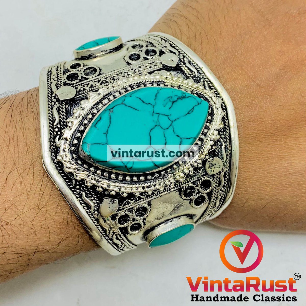 vintarust's tweet photo. Handmade Turquoise Stone Adjustable Bracelet.
Shop now:
https://t.co/QrLblG0XSt
#TribalJewelry #AntiqueBracelet #SouthAsianArtists #BoldLook #TraditionalFashion #FashionStatement #UniqueDesign #BrownStone #TurquoiseStones #bracelets #slavebracelet #gemstones #ethnicjewelry https://t.co/9X28cwRUZn