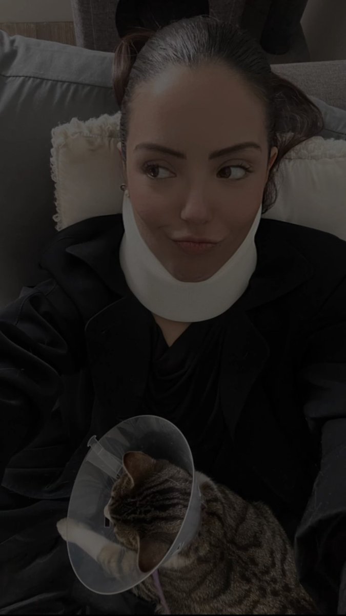 Malèna, mi gatita, debe traer puesto un “cono” porque la acaban de esterilizar y yo, como ayer ME CHOCARON mientras iba en un didi, tengo que usar un collarín y ahora mi gatita y yo ESTAMOS ASÍ:
Jajajsjsjj de verdad que somos tal para cual 🤌🏻🤌🏻