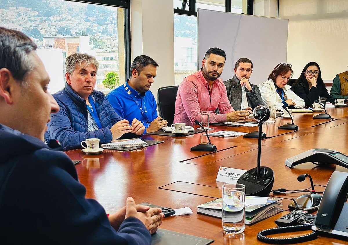 Para el 2024 las Comunidades de Conectividad serán una de las principales estrategias en el <a href="/Ministerio_TIC/">Ministerio TIC</a>, con el equipo directivo nos reunimos para hacer seguimiento al plan de trabajo y el avance de la implementación en todas las regiones de Colombia.