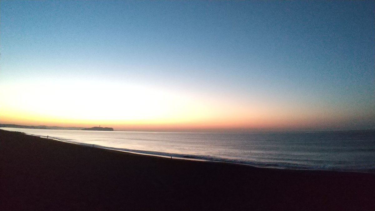 仕事場から見える朝焼けも悪くないけど、、
やっぱり浜で見る朝焼けが一番良い👍👍👍
今朝のホーム
たまーのスネうねり⤵️
次の西高東低に期待☝️☝️☝️