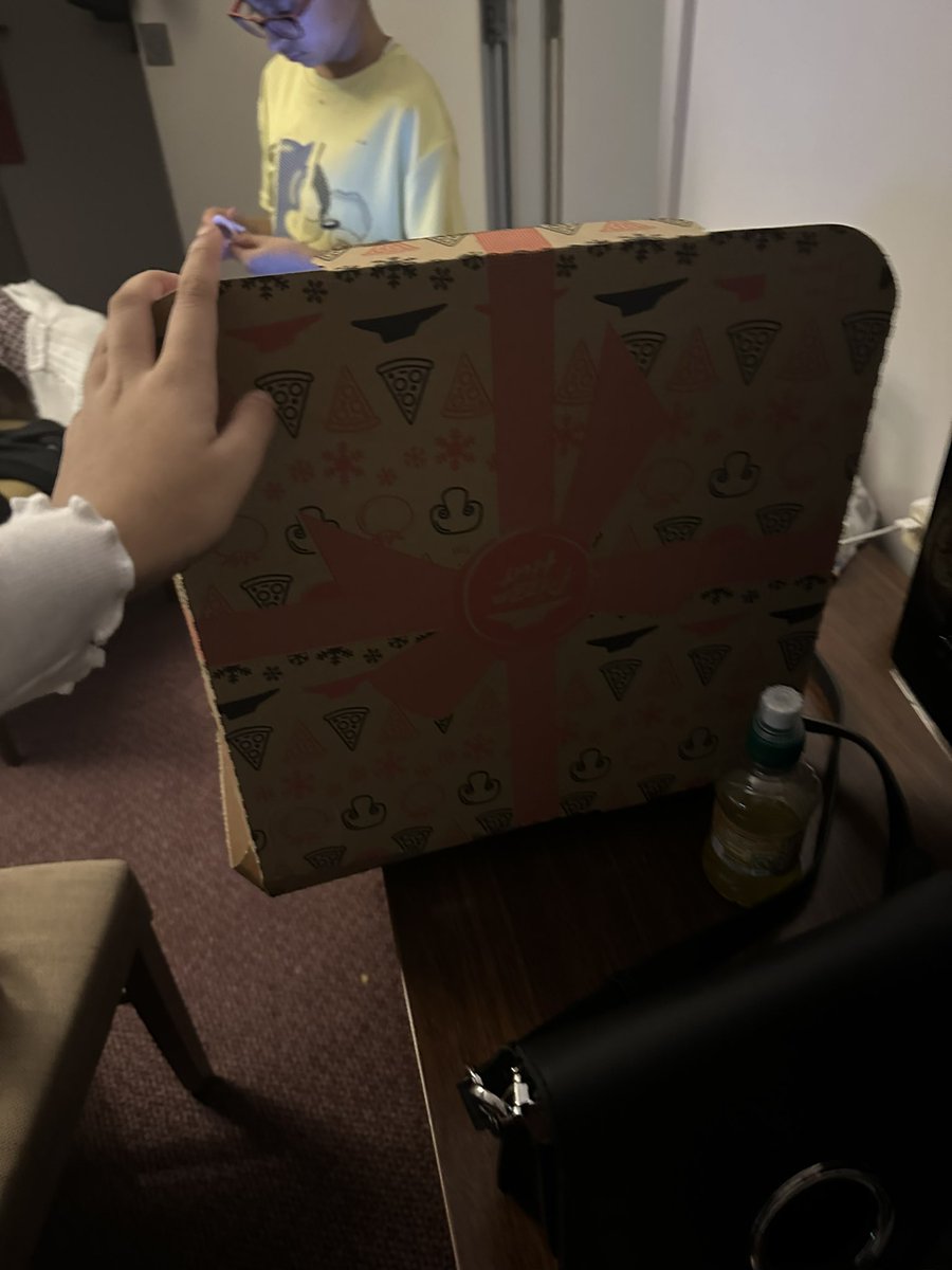 AlmaSpecialYT's tweet photo. @nickifyk A pizza box https://t.co/ynCEBO2me3