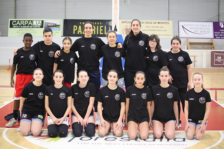 CBBembibrePDM's tweet photo. 🏀 #Formación | El Campus ‘BePro x Laia Moya’, una nueva semilla de baloncesto en Bembibre
ℹ️ La ⛹️‍♀️ capitana del @CBBembibrePDM, @laiamoya18, dirigió las sesiones junto a @ainamartin11 y Uxue Etxarte. ➕ datos 👇:
https://t.co/FIWUlmKqwP
@BaloncestoESP @basketlover @Endesa @FBCyL https://t.co/q3wKfJYVVg