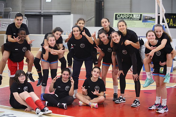 CBBembibrePDM's tweet photo. 🏀 #Formación | El Campus ‘BePro x Laia Moya’, una nueva semilla de baloncesto en Bembibre
ℹ️ La ⛹️‍♀️ capitana del @CBBembibrePDM, @laiamoya18, dirigió las sesiones junto a @ainamartin11 y Uxue Etxarte. ➕ datos 👇:
https://t.co/FIWUlmKqwP
@BaloncestoESP @basketlover @Endesa @FBCyL https://t.co/q3wKfJYVVg