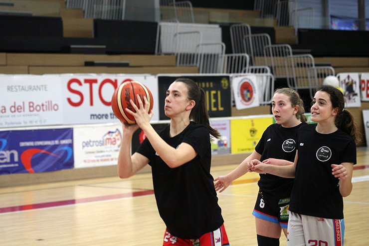 CBBembibrePDM's tweet photo. 🏀 #Formación | El Campus ‘BePro x Laia Moya’, una nueva semilla de baloncesto en Bembibre
ℹ️ La ⛹️‍♀️ capitana del @CBBembibrePDM, @laiamoya18, dirigió las sesiones junto a @ainamartin11 y Uxue Etxarte. ➕ datos 👇:
https://t.co/FIWUlmKqwP
@BaloncestoESP @basketlover @Endesa @FBCyL https://t.co/q3wKfJYVVg