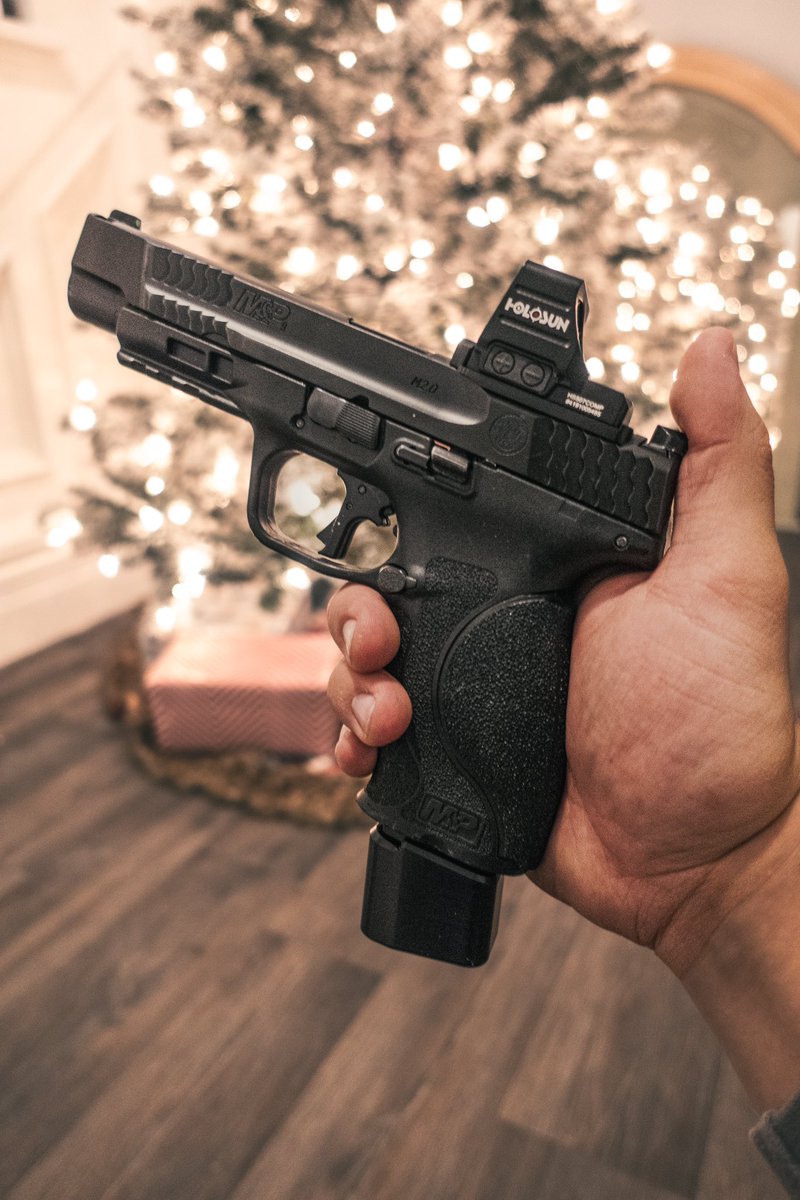 look_an_asian's tweet photo. Hope everyone got what they wanted for Christmas. @Smith_WessonInc @holosunoptics @apextactical https://t.co/lR7DSOjDWn