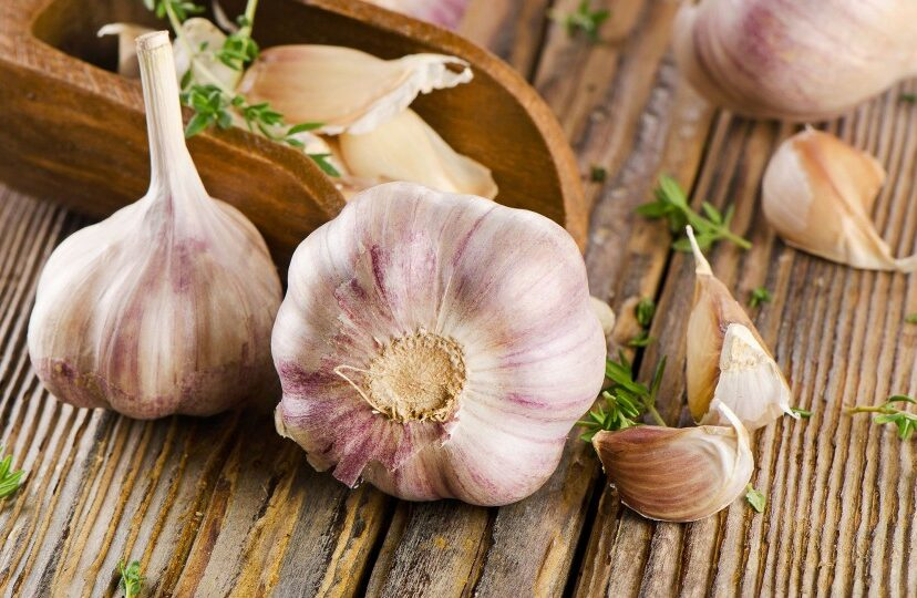 Pacto_Secreto's tweet photo. Me cuentan que anda mucha gente con resfriados, gripes y otros procesos parecidos...
Puedes ir al médico "convencional" y que te atiborre de paracetamol, ibuprofeno y otras mierdas similares que embotan los síntomas pero joden tu organismo...
O puedes probar a hacerte 3 ó 4 infusiones al día de:
- Agua mineral.
- Una rodaja de cebolla morada.
- Tres dientes de ajo.
- Un trocito (2 cm3 aprox.) de jengibre.
- Medio limón exprimido.
¿Cómo?
Hierves el agua. Cuando hierve echas la cebolla, los ajos y el jengibre.
Lo dejas 10 minutos a fuego lento.
Entonces lo echas en la taza y ahí exprimes medio limón.
Te lo vas tomando... y me cuentas.
Y si tienes congestión nasal, abres media cebolla y la respiras. Y me cuentas.
Y para dormir, esa misma cebolla la cortas en trocitos y te la pones en la mesilla de noche.

Como lo que comento son alimentos sanos, ninguna cucaracha esclava del Cabal podrá decirme ni "mú".

Ésta es sólo una de muchas otras recetas tradicionales que la sabiduría ancestral utilizaba para afrontar éstos y otros malestares.

Hasta que llegaron los masones Illuminati Andrew Carnegie y John D. Rockefeller a partir de principios del siglo XX, y COMPRARON todas las facultades de medicina de Estados Unidos para imponer el sistema actual basado en la ciencia fraudulenta y el negocio de la enfermedad (Informe Flexner).

Descubre el Poder de la Naturaleza, infinitamente superior a las mierdas de la farMAFIA.

¿Quieres estudios científicos que fundamenten mi sugerencia? Aquí los tienes:

CEBOLLA:
"El efecto del extracto de Allium cepa en la respuesta traqueal y la inflamación pulmonar en ratas sensibilizadas"Autores: Boskabady MH, Ramazani-Assari M
Universidad: Universidad de Ciencias Médicas de Mashhad, Irán
Año: 2006

"Efectos antiinflamatorios y broncodilatadores de Allium cepa"Autores: Boskabady MH, Shafei MN, Saberi Z, Amini S
Universidad: Universidad de Ciencias Médicas de Mashhad, Irán
Año: 2008

"Los posibles beneficios para la salud de las cebollas (Allium cepa L.) contra COVID-19"Autores: Rahman MT, Alamin MA, Ovi MS, Jahan R, Uddin MS, Sarwar MS, Mamun AA, Reza HM
Universidad: Universidad de Ciencias de la Salud de Universiti Sains, Malasia
Año: 2021

"Actividad antibacteriana y antioxidante de Allium cepa contra patógenos del tracto respiratorio"Autores: Khaled-Khodja N, Boulekbache-Makhlouf L, Madani K
Universidad: Universidad de los Hermanos Mentouri Constantine 1, Argelia
Año: 2017

"Efectos anti-influenza del extracto de cebolla"Autores: Weber ND, Andersen DO, North JA, Murray BK, Lawson LD, Hughes BG
Universidad: Universidad de Nuevo México, EE. UU.
Año: 1992

"Inhibición de la tos inducida por resfriado común por Allium cepa"Autores: Shamsa F, Ahmadiani A, Khosrokhavar R
Universidad: Universidad de Ciencias Médicas de Teherán, Irán
Año: 2003

"El uso potencial de Allium cepa como bioindicador para la reducción de la contaminación del aire"Autores: Chukwuma EC, Okonkwo EM, Onwukaeme DN
Universidad: Universidad Nnamdi Azikiwe, Nigeria
Año: 2011

"El papel de Allium cepa en la reducción de síntomas de infecciones del tracto respiratorio superior"Autores: Lanzotti V, Barile E, Antignani V, Bonanomi G, Scala F
Universidad: Universidad de Nápoles Federico II, Italia
Año: 2014

"Efectos inmunomoduladores del extracto de cebolla en la rinitis alérgica"Autores: Kim JW, Kim DK, Min JY, Rhee CS, Lee CH, Kim JW, Won TB, Kim DY
Universidad: Escuela de Medicina de la Universidad Ajou, Corea del Sur
Año: 2014

"Actividad antimicrobiana de Allium cepa contra patógenos respiratorios"Autores: Salih EY, Faris DM, Al-Taweel AM
Universidad: Universidad de Mosul, Iraq
Año: 2019

Estos estudios científicos exploran la relación entre la cebolla (Allium cepa) y sus posibles beneficios para los procesos catarrales y condiciones similares del tracto respiratorio.
===
AJO:
"Efectos antivirales del ajo en infecciones respiratorias"Autor: Josling P
Universidad: Hospital de Southampton, Reino Unido
Año: 2001

"Propiedades antimicrobianas del ajo frente a patógenos respiratorios"Autores: Harris JC, Cottrell SL, Plummer S, Lloyd D
Universidad: Universidad de Gales, Reino Unido
Año: 2001

"Efectos inmunomoduladores del ajo en resfriados comunes"Autores: Nantz MP, Rowe CA, Muller CE, Creasy RA, Stanilka JM, Percival SS
Universidad: Universidad Estatal de Ohio, EE. UU.
Año: 2012

"Actividad antiviral del ajo en infecciones del tracto respiratorio"Autores: Weber ND, Andersen DO, North JA, Murray BK, Lawson LD, Hughes BG
Universidad: Universidad de Nuevo México, EE. UU.
Año: 1992

"Efectos antiinflamatorios del ajo en procesos respiratorios"Autores: Arreola R, Quintero-Fabián S, López-Roa RI, Flores-Gutiérrez EO, Reyes-Grajeda JP, Carrera-Quintanar L, Ortuño-Sahagún D
Universidad: Universidad de Guadalajara, México
Año: 2015

"Efectos del ajo en la reducción de síntomas de resfriado común"Autores: Lissiman E, Bhasale AL, Cohen M
Universidad: Universidad de Melbourne, Australia
Año: 2014

"Efectos antioxidantes del ajo en procesos respiratorios"Autores: Nasri H, Baradaran A, Shirzad H, Rafieian-Kopaei M
Universidad: Universidad de Ciencias Médicas de Mashhad, Irán
Año: 2014

"Efectos del ajo en la prevención de infecciones respiratorias agudas"Autores: Lissiman E, Bhasale AL, Cohen M
Universidad: Universidad de Melbourne, Australia
Año: 2012

"Efectos del ajo en la respuesta inmune ante infecciones del tracto respiratorio"Autores: Silagy C, Neil A
Universidad: Universidad de Monash, Australia
Año: 1994

"Efectos del ajo en la actividad antibacteriana en infecciones respiratorias"Autores: Ankri S, Mirelman D
Universidad: Universidad Hebrea de Jerusalén, Israel
Año: 1999

Estos estudios científicos investigan los posibles beneficios del ajo (Allium sativum) en procesos catarrales y afecciones del tracto respiratorio, analizando sus propiedades antivirales, antimicrobianas, antiinflamatorias y su influencia en la respuesta inmune.
===
JENGIBRE:
"Efectos del jengibre en la reducción de síntomas del resfriado común"Autores: Mashhadi NS, Ghiasvand R, Askari G, Hariri M, Darvishi L, Mofid MR
Universidad: Universidad de Ciencias Médicas de Shahid Beheshti, Irán
Año: 2013

"Actividad antiinflamatoria del jengibre en infecciones respiratorias"Autores: Tripathi S, Bruch D, Kittur DS
Universidad: Universidad de Ciencias de la Salud de Georgia, EE. UU.
Año: 2008

"Efectos del jengibre en la prevención de infecciones del tracto respiratorio superior"Autores: Chang JS, Wang KC, Yeh CF, Shieh DE, Chiang LC
Universidad: Universidad de Ciencia y Tecnología de China, Taiwán
Año: 2013

"Efectos del jengibre en la respuesta inmune ante infecciones respiratorias"Autores: Saenghong N, Wattanathorn J, Muchimapura S, Tongun T, Piyavhatkul N, Banchonglikitkul C, Kajsongkram T
Universidad: Universidad de Mahidol, Tailandia
Año: 2012

"Efectos antivirales del jengibre en infecciones del tracto respiratorio"Autores: Chang JS, Wang KC, Yeh CF, Shieh DE, Chiang LC
Universidad: Universidad de Ciencia y Tecnología de China, Taiwán
Año: 2013

"Efectos del jengibre en la tos asociada con resfriados"Autores: Heshmati J, Morvaridzadeh M, Allahverdipour H, Abadi A, Jalilian F
Universidad: Universidad de Ciencias Médicas de Ardabil, Irán
Año: 2016

"Efectos del jengibre en la reducción de la duración de infecciones respiratorias"Autores: Zore GB, Thakre AD, Jadhav S, Rathod V, Kharat K, Sharma A, Parekar RR
Universidad: Universidad de Bombay, India
Año: 2011

"Efectos del jengibre en la prevención de resfriados en adultos mayores"Autores: Maghbooli M, Golipour F, Esfandabadi AM, Yousefi M
Universidad: Universidad de Ciencias Médicas de Babol, Irán
Año: 2019

"Actividad antioxidante del jengibre en procesos respiratorios"Autores: Prasad S, Tyagi AK
Universidad: Universidad de Texas, EE. UU.
Año: 2015

"Efectos del jengibre en la mejora de la inmunidad contra infecciones del tracto respiratorio"Autores: Rahman K
Universidad: Universidad Jawaharlal Nehru, India
Año: 2003
===
LIMÓN:
"Efectos del limón en la reducción de la duración de resfriados"Autores: Shah SA, Sander S, White CM, Rinaldi M, Coleman CI
Universidad: Universidad de Connecticut, EE. UU.
Año: 2016

"Efectos antivirales del limón en infecciones respiratorias"Autores: Sharifi-Rad J, Sureda A, Tenore GC, Daglia M, Sharifi-Rad M, Valussi M, Tundis R, Sharifi-Rad M, Loizzo MR, Ademiluyi AO, Sharifi-Rad R, Ayatollahi SA, Iriti M
Universidad: Varios institutos y universidades
Año: 2017

"Efectos del limón en la respuesta inmune ante infecciones del tracto respiratorio"Autores: Badgujar SB, Patel VV, Bandivdekar AH
Universidad: Instituto Nacional de Investigación en Reproducción, India
Año: 2014

"Actividad antimicrobiana del limón frente a patógenos respiratorios"Autores: Imani Fooladi AA, Mahmoodzadeh Hosseini H, Nourani MR, Khani S, Alavian SM, Hajibeigi B, Sadeghizadeh M
Universidad: Universidad de Ciencias Médicas de Teherán, Irán
Año: 2016

"Efectos del limón en la tos asociada con resfriados"Autores: Kardos P, Deutschle T, Weber-Schoendorfer C, Schaefer C
Universidad: Universidad de Medicina de Berlín, Alemania
Año: 2014

"Efectos antioxidantes del limón en procesos respiratorios"Autores: Nazıroğlu M, Güler M, Özgül C, Saydam G, Küçükayaz M, Sözbir E
Universidad: Universidad Süleyman Demirel, Turquía
Año: 2013

"Efectos del limón en la reducción de síntomas de infecciones respiratorias agudas"Autores: Borekci G, Islam A, Ozkok O
Universidad: Universidad Atatürk, Turquía
Año: 2018

"Efectos del limón en la prevención de infecciones del tracto respiratorio superior"Autores: Savović S, Vukadinović D, Simić S, Grujić Z, Marković M, Jović M
Universidad: Universidad de Kragujevac, Serbia
Año: 2015

"Efectos del limón en la respuesta inmune y la actividad antibacteriana en infecciones respiratorias"Autores: Al-Waili NS, Saloom KY
Universidad: Universidad de Medicina y Ciencias de la Salud de los Emiratos Árabes Unidos
Año: 2011

"Efectos del limón en la mejora de la inmunidad contra infecciones del tracto respiratorio"Autores: Lam TK, Shao S, Zhao Y, Marincola F, Pesatori AC, Bertazzi PA, Caporaso NE, Wang E
Universidad: Varios institutos y universidades
Año: 2016