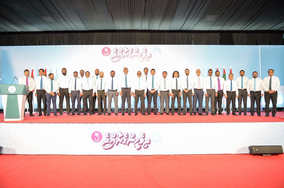AfooMV's tweet photo. Miee adhi Feshun, Hungaanuga hunnevy Hikmaiytheri, Hiythiri, ehen ekkamakavure 🇲🇻Qaumu iskuravva Maalimee eh!
@MMuizzu
Markhaba Dhiveheen🇲🇻!
🇲🇻☝️
#Feshun #DhiveheengeRaajje https://t.co/K4WgUAlU6w