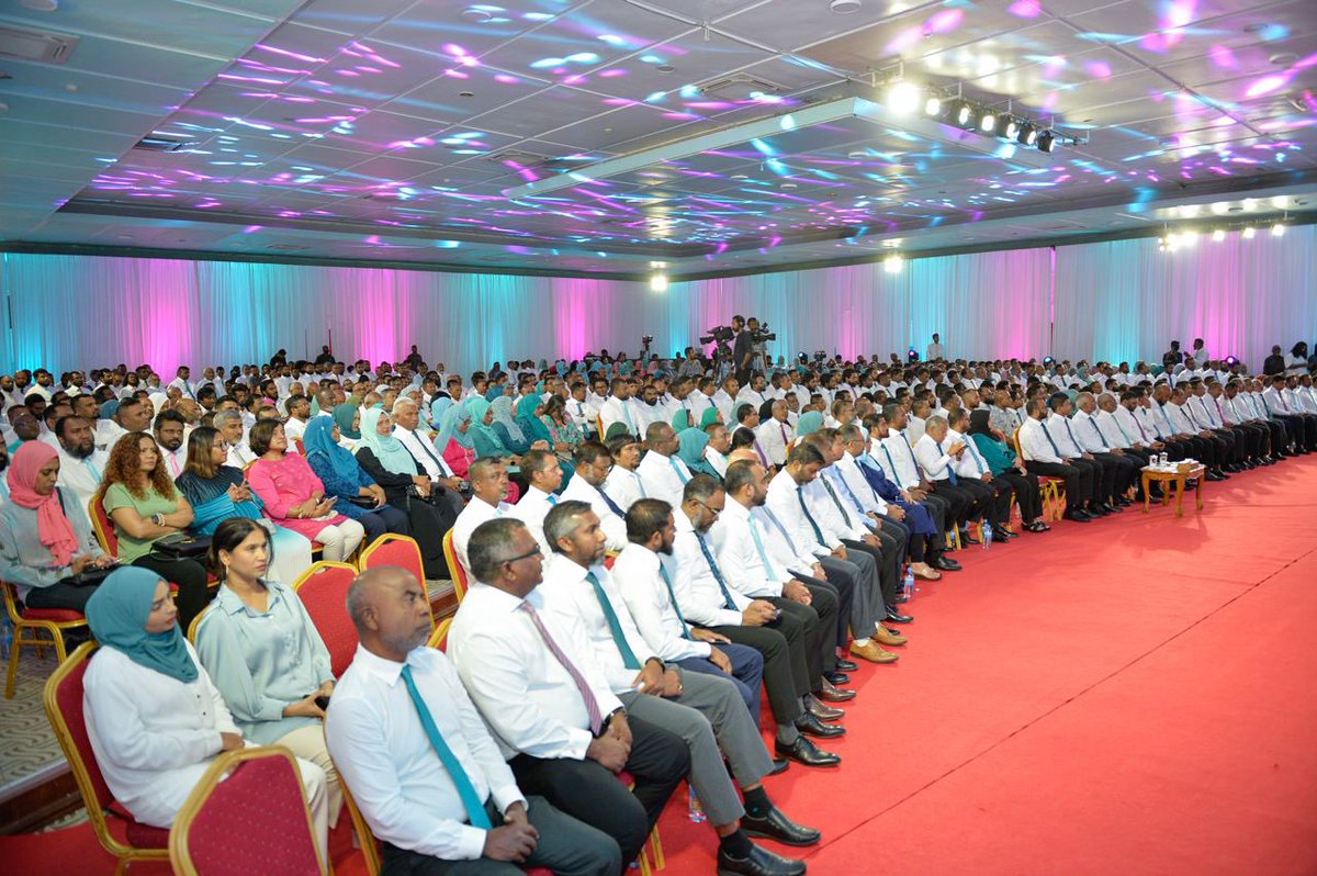 AfooMV's tweet photo. Miee adhi Feshun, Hungaanuga hunnevy Hikmaiytheri, Hiythiri, ehen ekkamakavure 🇲🇻Qaumu iskuravva Maalimee eh!
@MMuizzu
Markhaba Dhiveheen🇲🇻!
🇲🇻☝️
#Feshun #DhiveheengeRaajje https://t.co/K4WgUAlU6w