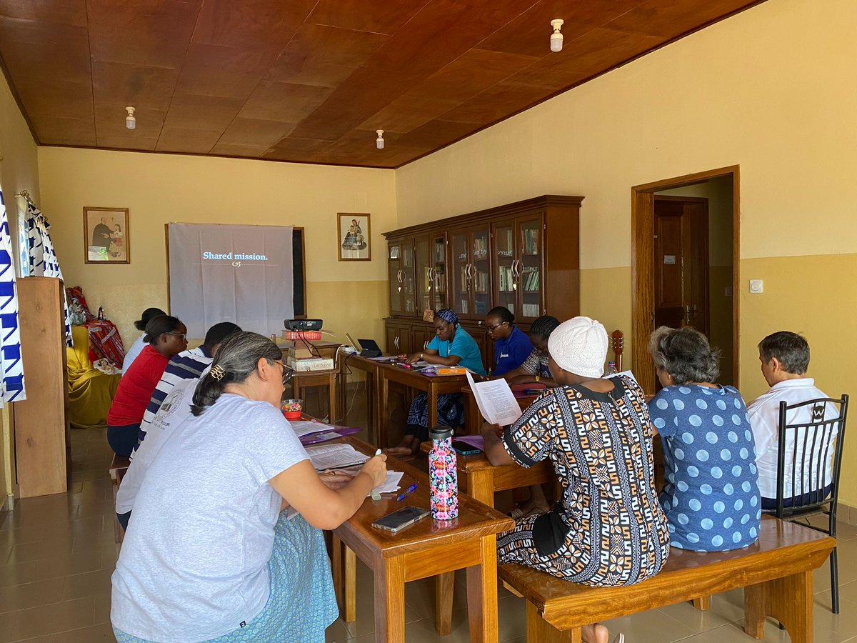 ICalasanciohdp's tweet photo. M.Sacramento Calderón, delegada del Sector E.A.I., presenta la misión compartida y la identidad calasancia en el encuentro de formación permanente en el que participan estos días las comunidades de África.

#K_damos #EnFormación https://t.co/9QoPyaLvQf