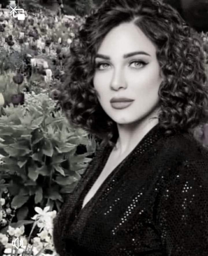 كيف لي أن أخبركِ
بأني إشتقتُ لكِ 
وكل أحرفي تحن إليك 
وعند هدوء الليل وسكونه 
تهب نسمة عطركِ لتداعب وجداني
وعلى ضوء القمر تتجلى مشاعري
فأنا ذاك الذي صمد أمام 
كل تلك الأعاصير...!!!
كيف استطاعتْ تلك 
النسمه الهادئه ان  تهزمه