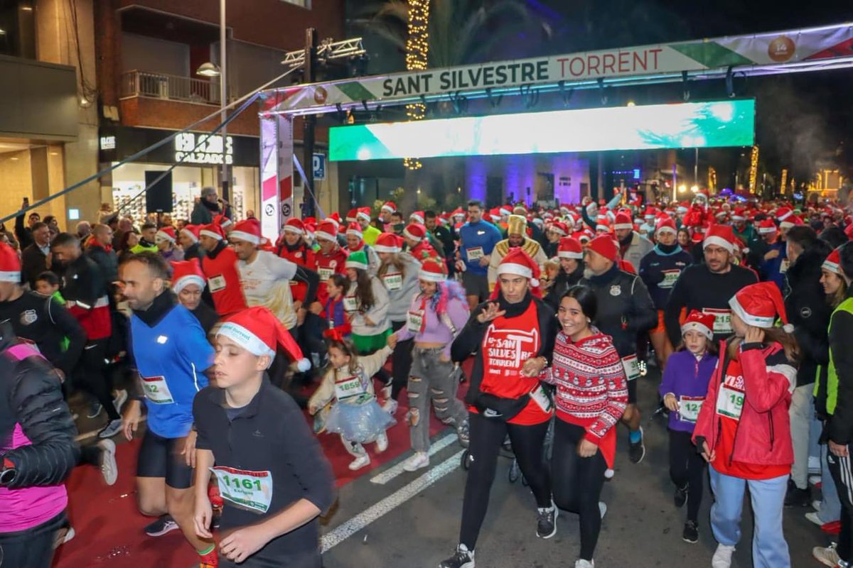 📸 SANT SILVESTRE_🧑‍🎄🏃🏼‍♀️🏃🏽🏃🏻‍♂️Torrent viu una nit d’esport I diversió Amb la tradicional Sant Silvestre. Han participat més de 3.200 corredors i s’han arreplegat 3.000 quilos per al economat Mare de Déu del Pòpul.#torrent