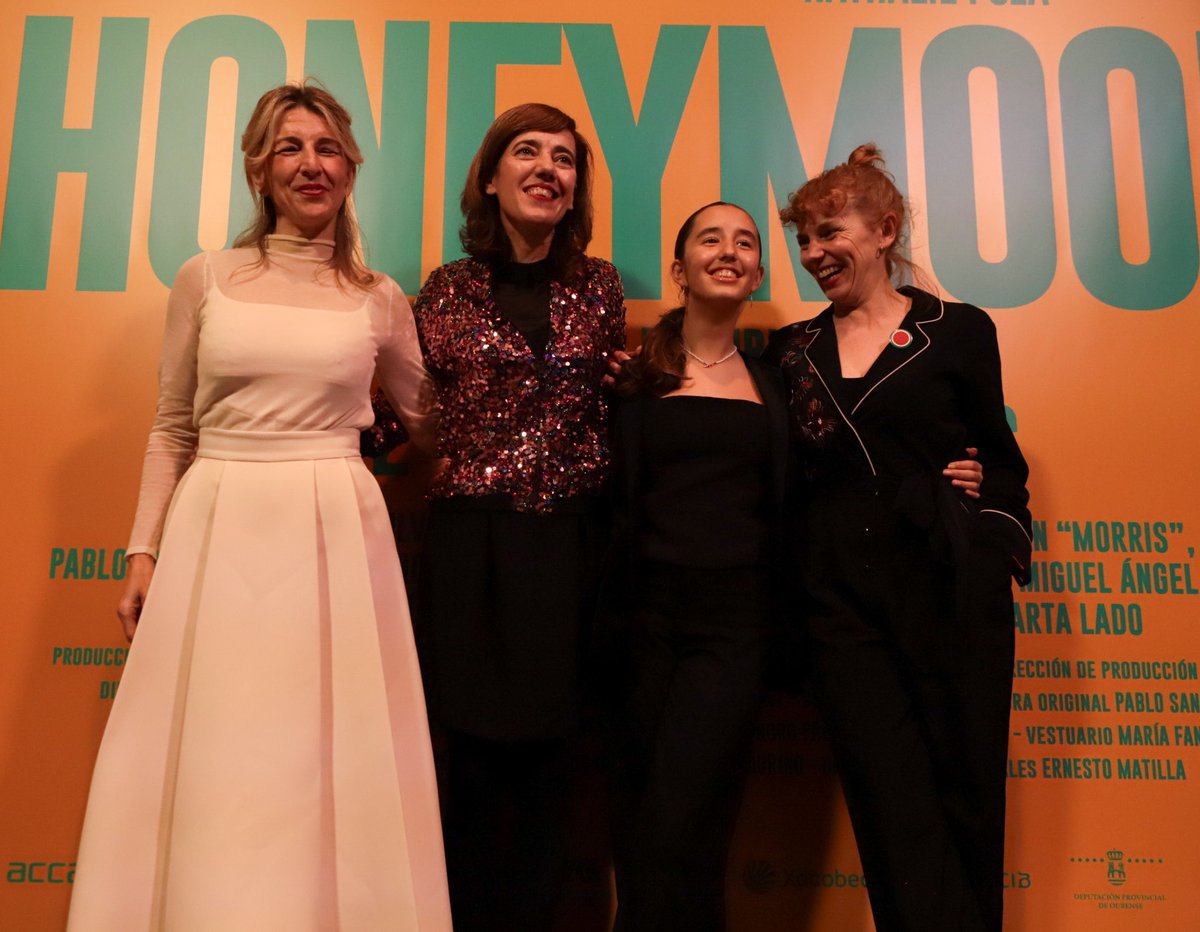 Yolanda_Diaz_'s tweet photo. El cine nos recuerda que estamos vivos: reímos o lloramos junto a los personajes. Vivimos a través de la pantalla mundos inalcanzables o la cruda realidad. 

Siempre es un placer volver a las salas a ver buenas historias. Hoy en el estreno de Honeymoon apoyando la cultura. https://t.co/5fiOHR9Ryd