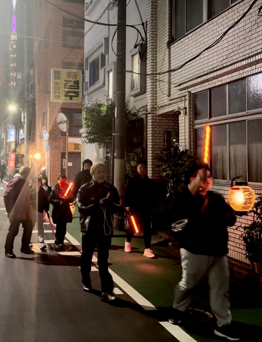 asakusakumasan's tweet photo. おはようございます。
町会の夜景に参加です。
昔は「火の用心マッチ一本火事の元」
今は「??」
自分の睡眠統計 68%、O2スコア 測定忘れ
#睡眠 #酸素飽和度
#インバウンドマーケティング
#365CityWalk #O2ring https://t.co/qblSHeYh3F