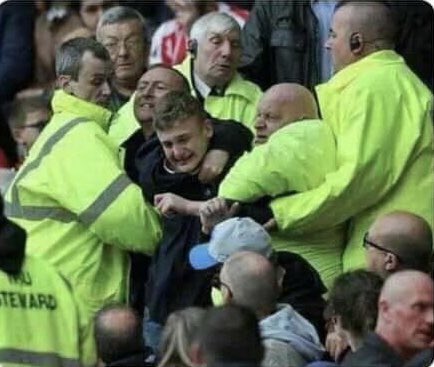 LFC_Elias's tweet image. Disgusting scenes at The Emirates Stadium as stewards force Arsenal fans to stay and watch the game.

#ARSWHU