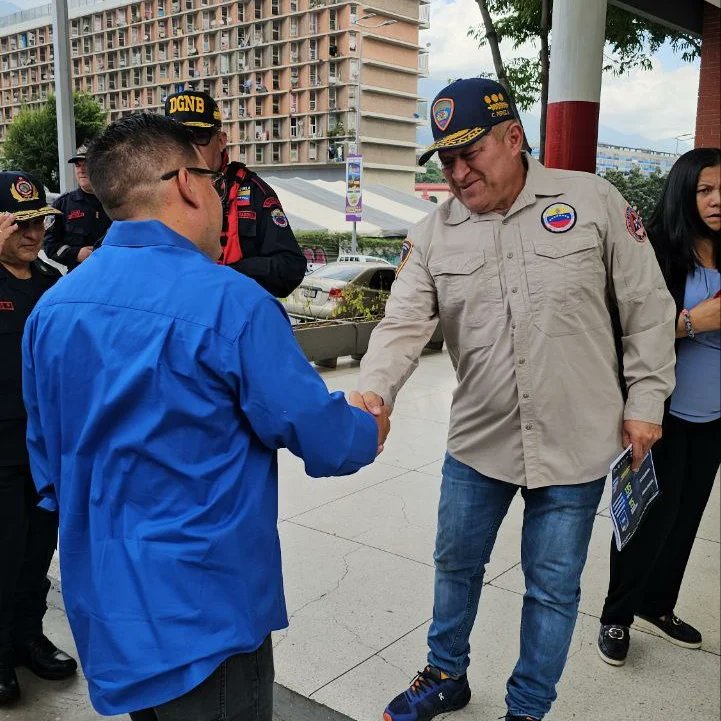 Entregamos totalmente rehabilitado el Cuartel de los @BomberosDC1 junto al Min. @CeballosIchaso1 y el Director Nacional de los Bomberos y Bomberas, Juan Rodríguez. Hoy reivindicamos a estos héroes por su valentía y gran amor al pueblo.

#2023AñoDeVictoria 

@NicolasMaduro