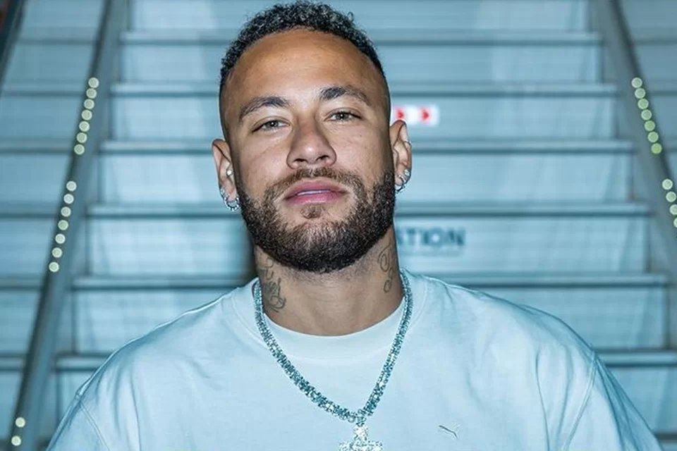 ➡️ De goteira a comida ruim, saiba as reclamações do cruzeiro de Neymar

A viagem do Ney em Alto Mar, que pode render em torno de R$ 20 milhões para o bolso do craque está deixando a desejar na infraestrutura. 

Leia: bit.ly/3vh7jM3