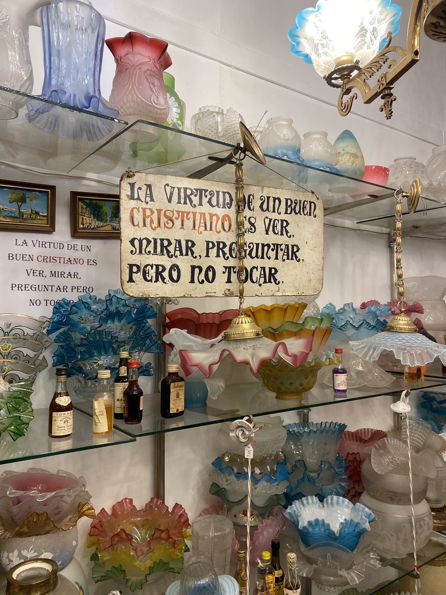 ignibarr's tweet photo. Mi casa tendrá una pared de sillas https://t.co/39SjPgwcYN