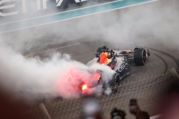 Oxridge_eth's tweet photo. Donuts... breakfast of champions! 

#AbuDhabiGP @Max33Verstappen https://t.co/OWfiYH3Kwz