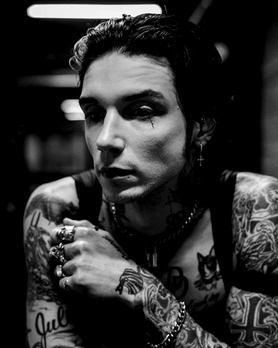 𝚂𝚊𝚟𝚎 𝚖𝚎 𝚏𝚛𝚘𝚖 𝚝𝚑𝚎 𝚍𝚊𝚛𝚔𝚎𝚜𝚝 𝚙𝚕𝚊𝚌𝚎𝚜. 𝚂𝚊𝚟𝚎 𝚖𝚎 𝚏𝚛𝚘𝚖 𝚖𝚢𝚜𝚎𝚕𝚏
𝙸'𝚖 𝚊 𝚕𝚘𝚊𝚍𝚎𝚍 𝚐𝚞𝚗, 𝚊𝚗 𝚘𝚗𝚕𝚢 𝚜𝚘𝚗, 𝚋𝚞𝚝 𝙸'𝚖 𝚗𝚘𝚋𝚘𝚍𝚢'𝚜 𝚑𝚎𝚛𝚘.