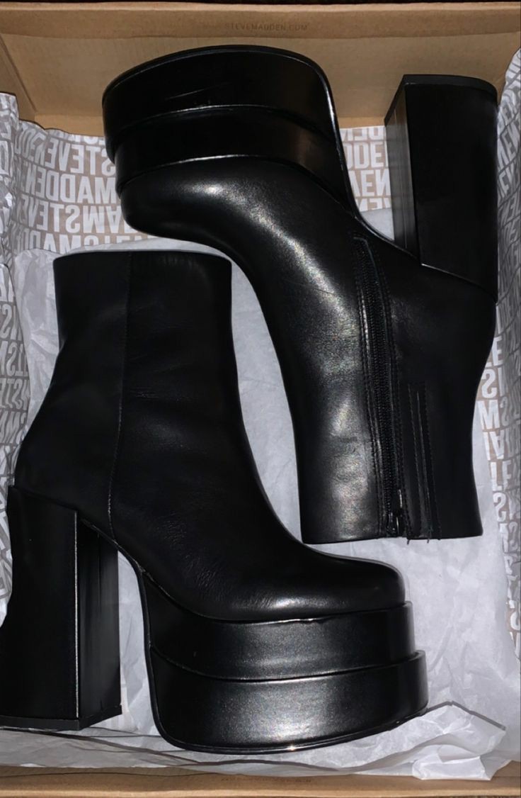 Outfit_Luxy's tweet photo. Versace boots https://t.co/LIgxveBNR4