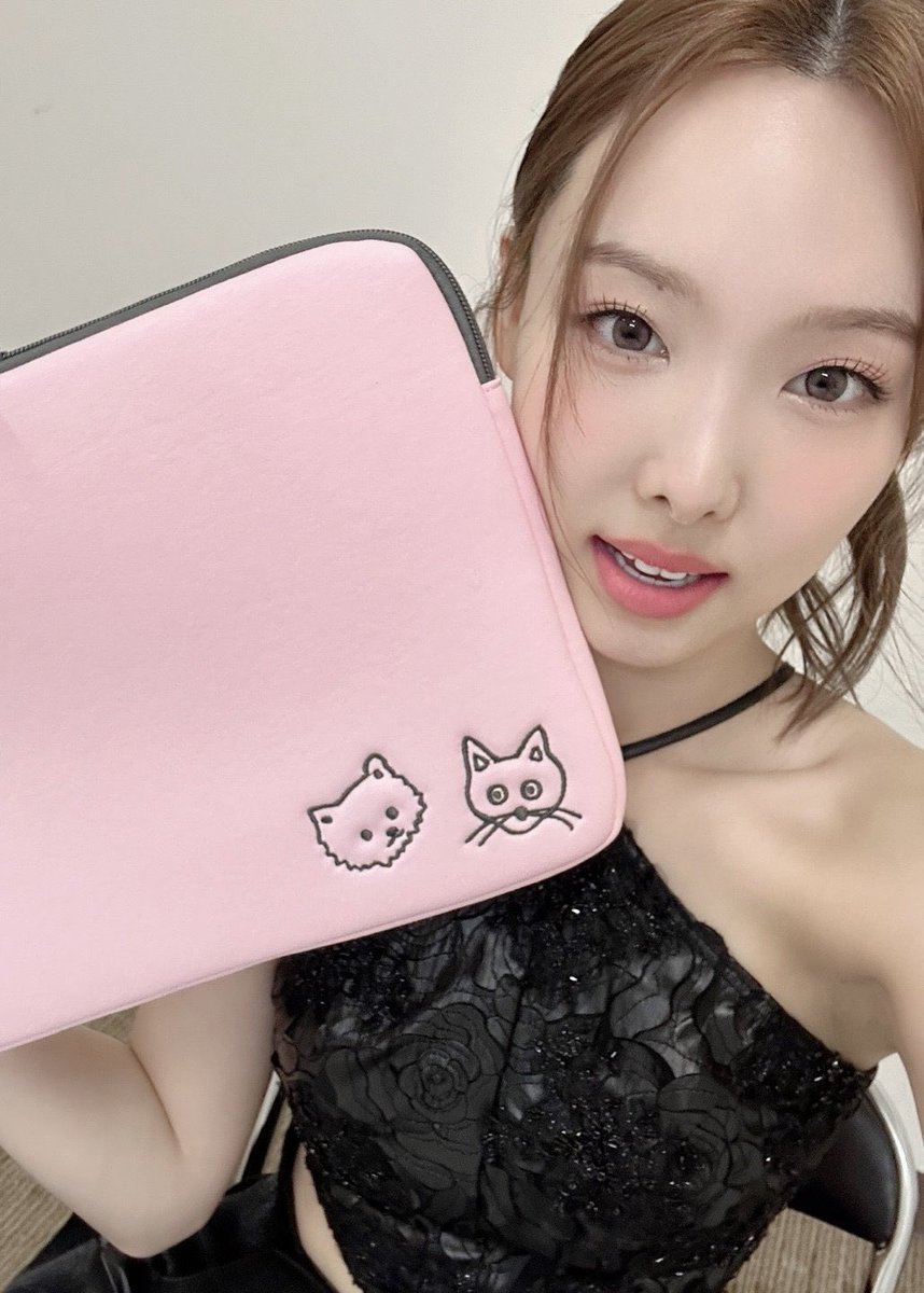 imnayeonarchive's tweet photo. https://t.co/v7yCuGHtN7
