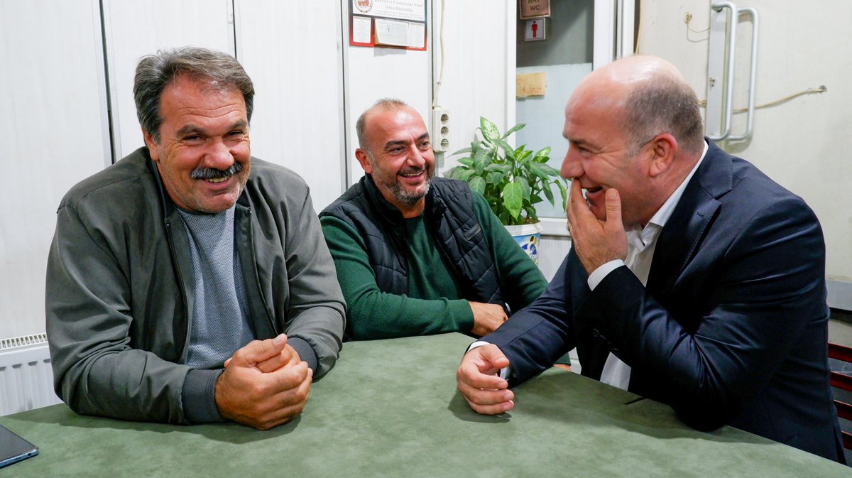 Edirne'nin kahvehaneleri, sadece çay satan yerler değil, aynı zamanda dostluğun, paylaşımın ve kültürün buluşma noktalarıdır.
Kahvehaneciler, her çay bardağının içinde bir dostluğu, her kahve fincanının ise bir anıyı barındırdığının farkındadır.

Bizleri nezaketle ağırlayan bütün