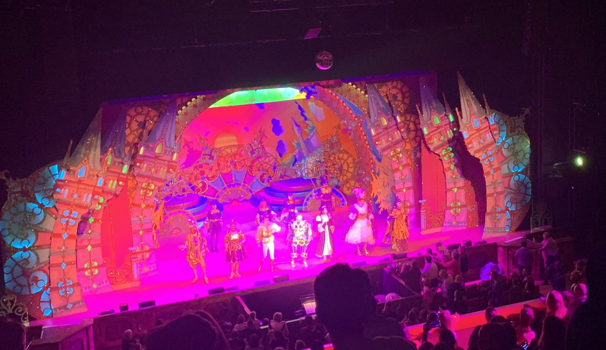 We had the best time at @Thehexagon seeing Sleeping Beauty today! My 3 year old’s first ever theatre trip and she (and my other 2!) loved it! #ReadingPanto