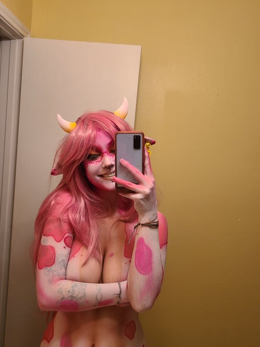 Strawberry Cow Selfies and Time-lapse https://t.co/nLRYnUM2l1 https://t.co/LIPZUpEI0u