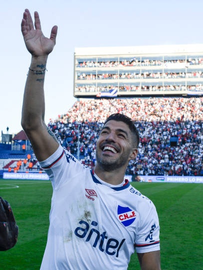 lucaasuyy04's tweet photo. Suárez, uno solo. https://t.co/haNET5VCWr