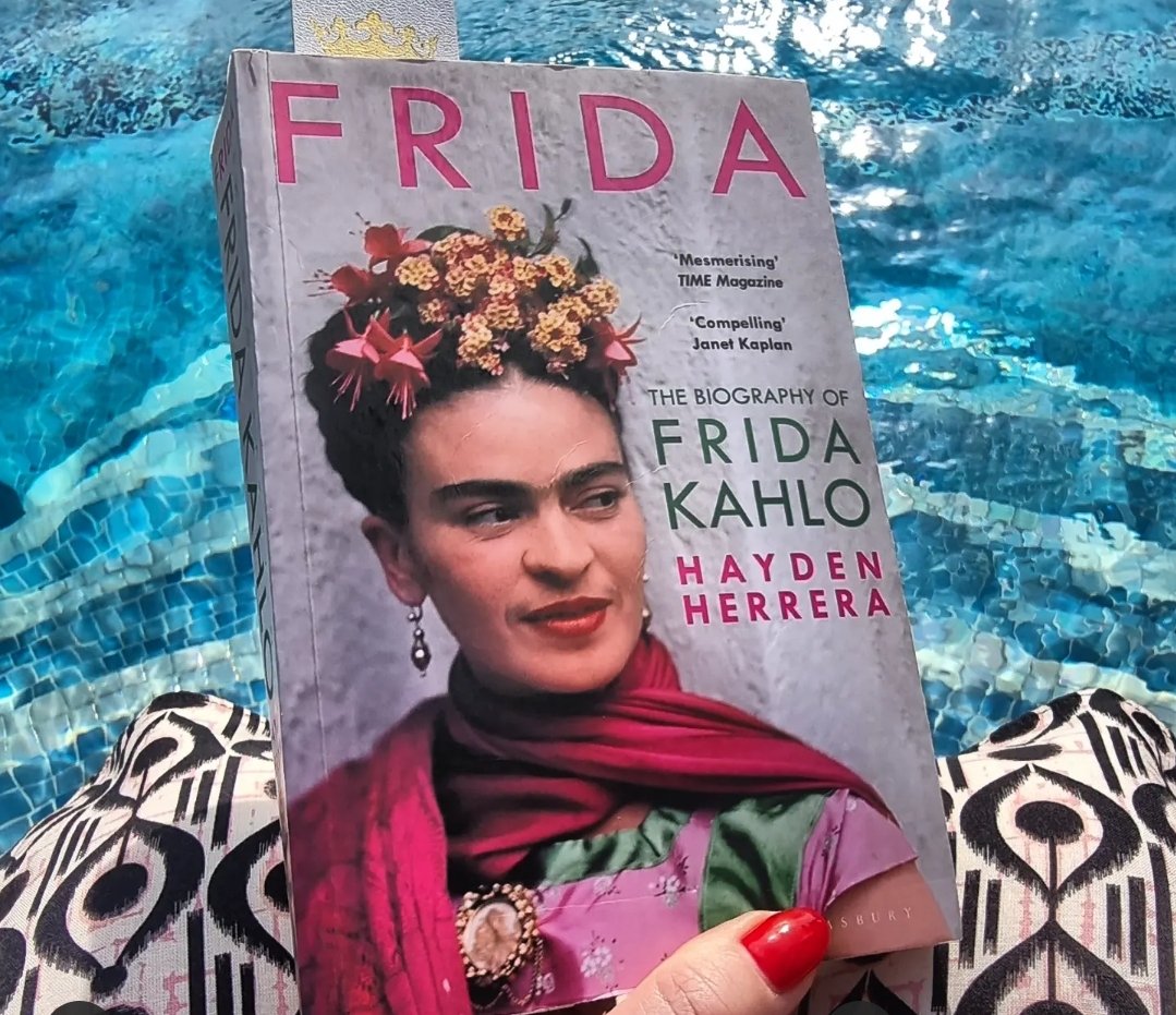 Reading by the pool..
#fridakahlo #relax #unwind #restore
