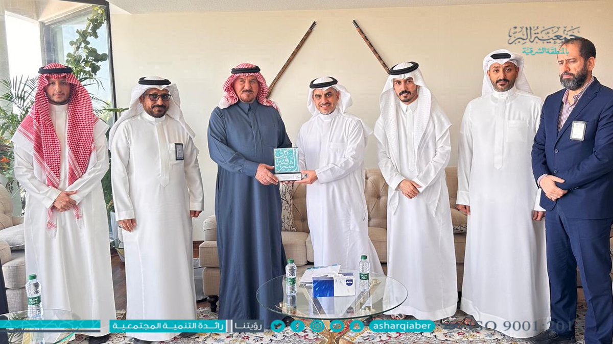 AsharqiaBer's tweet photo. كرم وفد #بر_الشرقية برئاسة أمين عام الجمعية الشيخ مبارك بن عبدالله السويكت تقديراً لمبادرته بتدريب أبناء الجمعية على منهجية STEAM التعلمية وبحث سبل التعاون لتنمية أيتام المنطقة. https://t.co/FwejiiIpXs