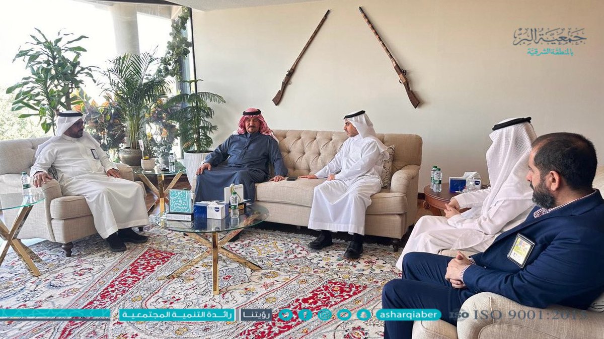 AsharqiaBer's tweet photo. كرم وفد #بر_الشرقية برئاسة أمين عام الجمعية الشيخ مبارك بن عبدالله السويكت تقديراً لمبادرته بتدريب أبناء الجمعية على منهجية STEAM التعلمية وبحث سبل التعاون لتنمية أيتام المنطقة. https://t.co/FwejiiIpXs