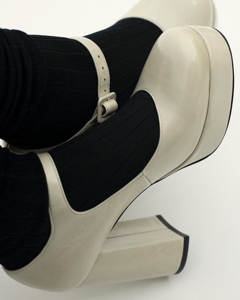 Ivory babies to light up your winter look

Animation - @berengerevalognes⁠
Model - <a href="/celine_bouly/">Celine Bouly</a>
Hair &amp; Makeup - <a href="/flavioche/">Flávio Cheloni</a>

"Evening Lights" available online through the link in bio and in our stores.

#winterfashion #italiansavoirfaire #barbarabui #fw23