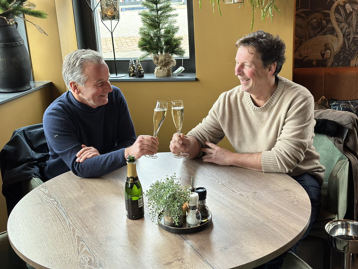 Vanmiddag een zeer succesvol en mooi  zakelijk 2023 afgesloten. 

Op naar een nog mooier en succesvoller 2024.

#blijfblij #janerikscheer #thierryvanviersen #inspiratie #motivatie #automotive #zorg