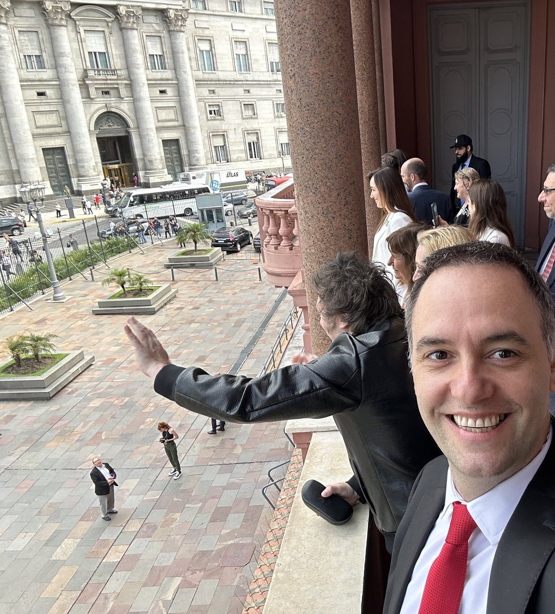 LaCosmoRevista's tweet photo. [POPULAR] En cumplimiento de la norma que permite reuniones de hasta tres personas en espacios públicos, Milei saludó a los tres que lo esperaban fuera de la Casa Rosada. https://t.co/rvBRSZ6Dex