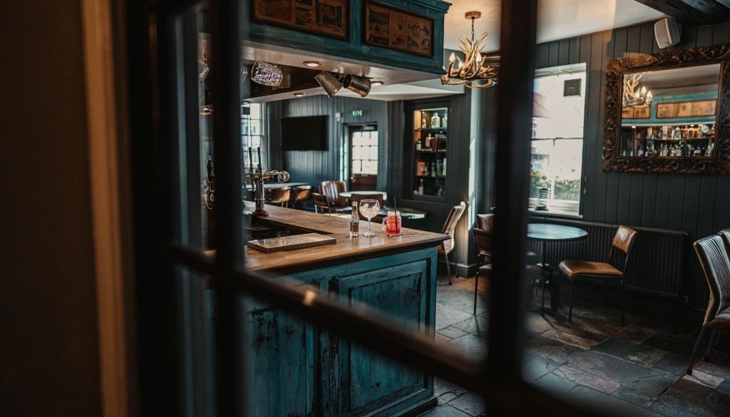 WeAcceptPets's tweet photo. Experience the allure of The Elephant Hotel, a haven in the village of Pangbourne just moments away from Reading!

🐶 Welcomes dogs 🐾
https://t.co/UgVu4OdFFI 

#TheElephantHotel #PangbourneEscape #BoutiqueAccommodation #RiverThamesRetreat #ExploreReading #TravelGoals https://t.co/xJRhrxC6QI