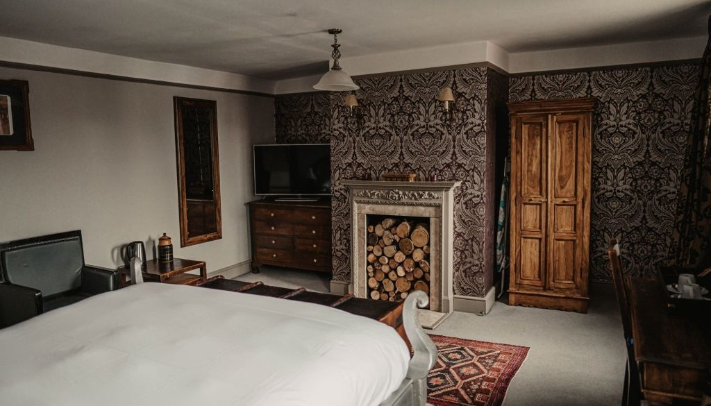 WeAcceptPets's tweet photo. Experience the allure of The Elephant Hotel, a haven in the village of Pangbourne just moments away from Reading!

🐶 Welcomes dogs 🐾
https://t.co/UgVu4OdFFI 

#TheElephantHotel #PangbourneEscape #BoutiqueAccommodation #RiverThamesRetreat #ExploreReading #TravelGoals https://t.co/xJRhrxC6QI